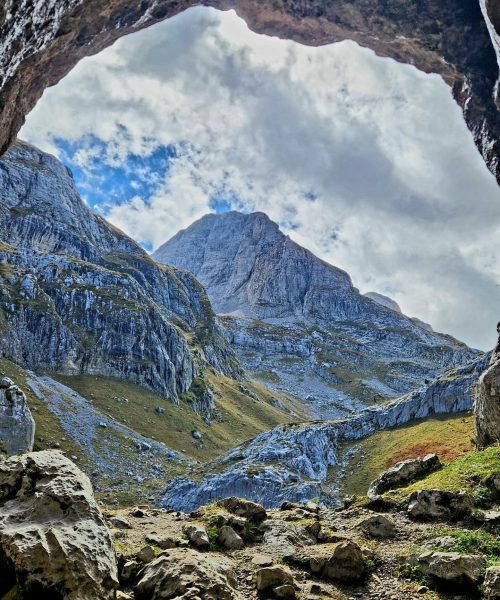 Trekking w górach Czarnogóry z widokiem na górskie szczyty