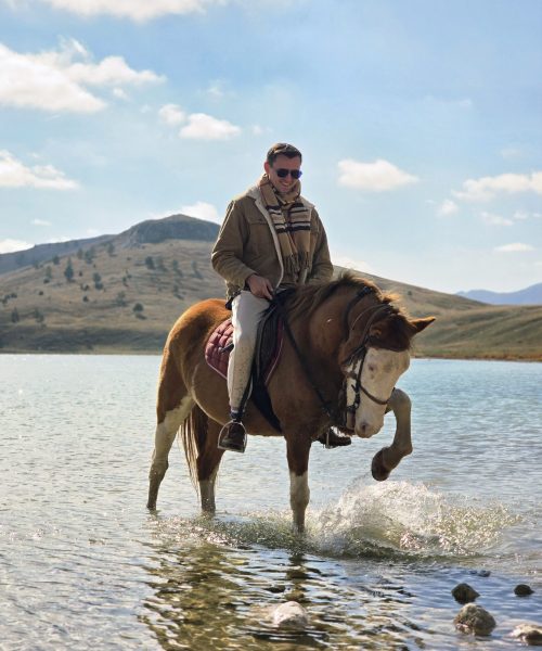 Jazda konna w Parku Narodowym Durmitor w Czarnogórze z widokiem na górskie szczyty